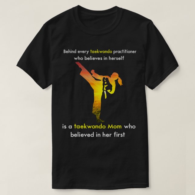 T-shirt Taekwondo Maman Qui Croyait En Sa Première (Design devant)