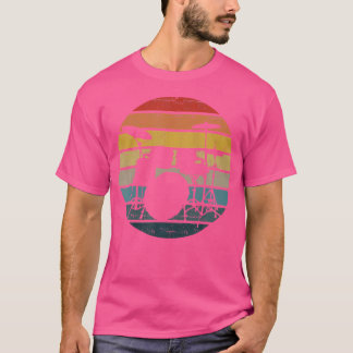 T-shirt Tambours Silhouette Sur Un Coucher De Soleil Rétro