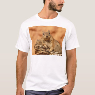 T-shirt Tamia drôle se trouvant sur une roche