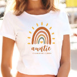 T-shirt Tante Nom personnalisé Boho Earth Tone arc-en-ciel<br><div class="desc">Le T-shirt Boho Earth Tone Rainbow Sun est un vêtement unique et élégant qui combine des éléments bohème et terreux avec un soleil arc-en-ciel éclatant. En plus du graphisme saisissant, le T-shirt peut être customisé avec votre propre nom et message, ce qui en fait une pièce vraiment personnalisée. Le nom...</div>