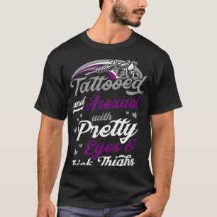 T-shirt Tatoué Et Asexuel Avec De Jolies Yeux Et Épais Le