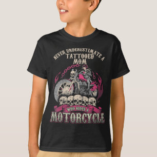 T-shirt Tattoo Mom Biker ne sous-estime jamais la moto
