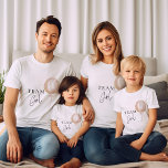 T-shirt Team Girl Pink Balloon Genre Reveillez Famille<br><div class="desc">Dévoilez la surprise : Élever votre sexe révèle le baby shower avec les invitations de ballons rose et bleu et collection de décors. Orné de polices de caractères fantaisistes et de délicates taches d'or, les invitations enchanteresses, la signalisation et le décor préparent le décor à une fête magique. Laissez l'anticipation...</div>