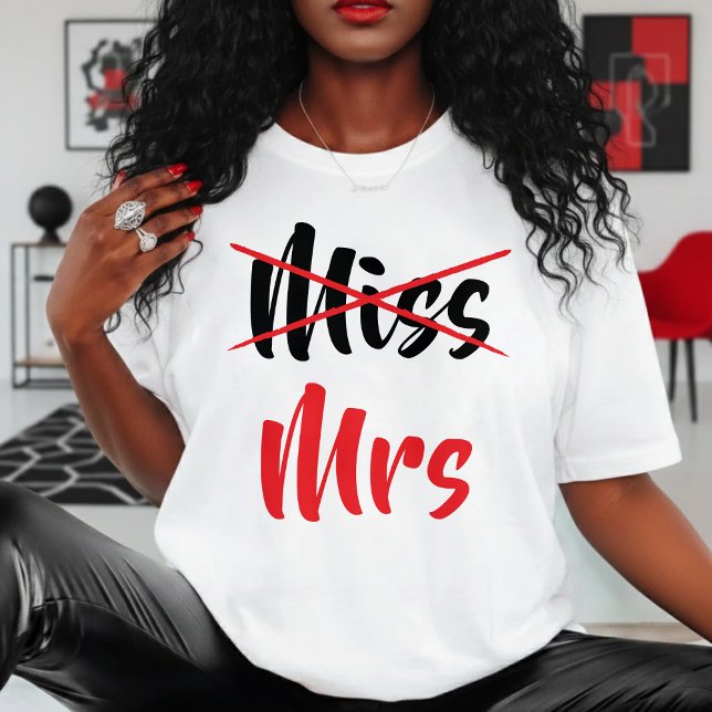 T-shirt Tee pour l'enterrement de vie de jeune fille de Mm (Mrs Not Miss Red Wife Bride Bachelorette Party T-Shirt
)