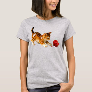 T-shirt Tee-shirt avec un chaton jouant avec une pelote.