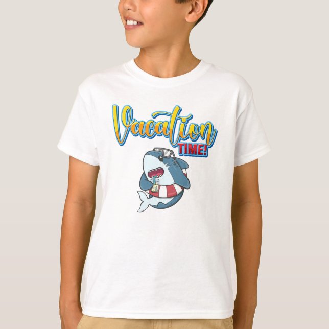 T-shirt Temps de vacances avec le requin-bébé. (Devant)