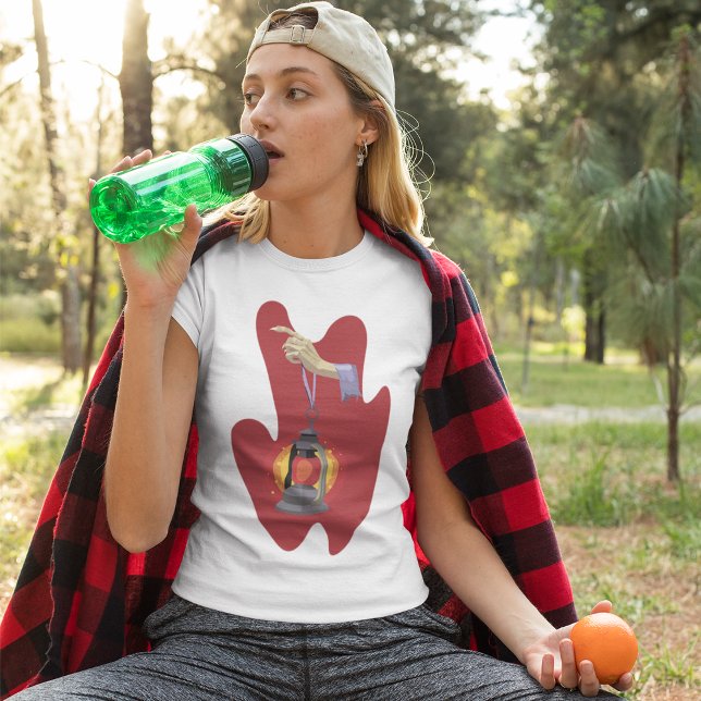 T-shirt Tenant Une Lanterne (Créateur téléchargé)