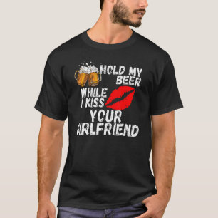 T-shirt Tenez Ma Bière Pendant Que J'Embrasse Votre Petite