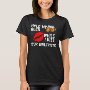 T-shirt Tenez Ma Bière Pendant Que J'Embrasse Votre Petite