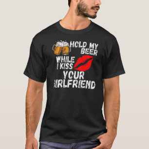 T-shirt Tenez Ma Bière Pendant Que J'Embrasse Votre Petite