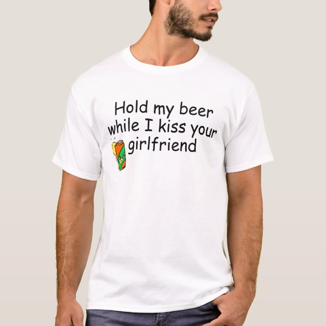 T-shirt Tenez ma bière tandis que j'embrasse votre amie (Devant)