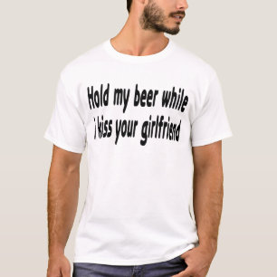 T-shirt Tenez ma bière tandis que j'embrasse votre amie