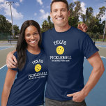 T-shirt Texas Pickleball Ajouter Club, Nom du partenaire P<br><div class="desc">Montrez votre amour du pickleball au Texas avec ce magnifique tee-shirt de pickleball pour les clubs, les équipes, les partenaires ou l'usure quotidienne du terrain. Ajoutez simplement vos 3 lignes de texte personnalisé pour créer une chemise de pickleball totalement unique. Idéal pour les tournois, les maillots de club assortis ou...</div>