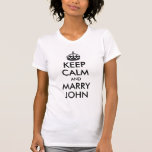 T-shirt Texte personnalisable Conserver le calme et épouse<br><div class="desc">Une parodie sur une affiche vintage des 2ÈME GUERRE MONDIALE britanniques pour rappeler à la mariée affamée de garder la tête. Le texte peut être personnalisé pour la mariée. Créez votre propre tee-shirt de fête de bachelorette.</div>