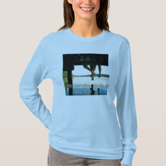 T-shirt th_deck, Sittin sur le dock de la baie…