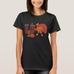 T-shirt Thanksgivukkah Turquie<br><div class="desc">Dinde de fête de "Thanksgivukkah" s'allumant vers le haut d'un menorah !</div>