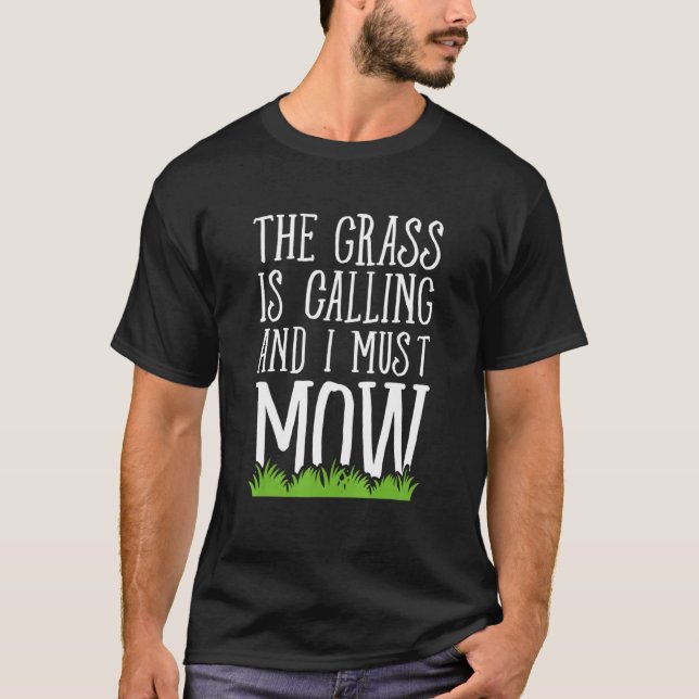 T-shirt The Grass Is Calling And I Must Mow Lawn Mowing (Devant)