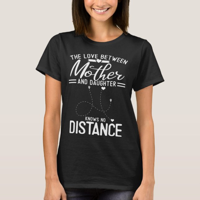 T-shirt The Love Between Mother And Daughter Knows No Dist (Devant)