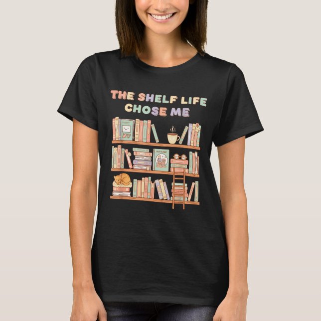 T-shirt The Shelf Life Chose Me Bookstore Reading Lover Gr (Devant)