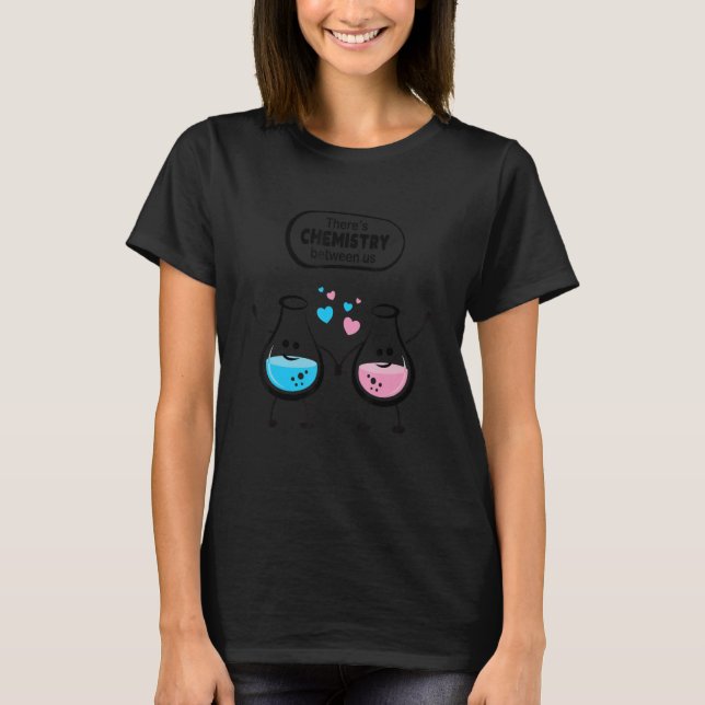 T-shirt There's Chemistry Between Us Funny Science Valenti (Devant)