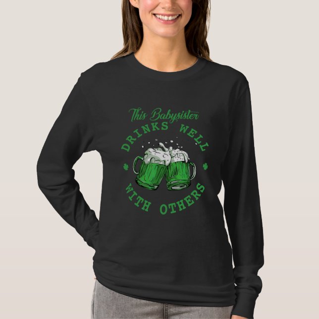 T-shirt This Babysister Drinks Well With Others St Patrick (Devant)