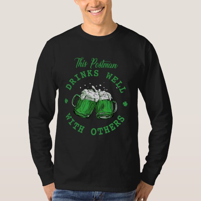 T-shirt This Postman Drinks Well With Others St Patrick's  (Devant)