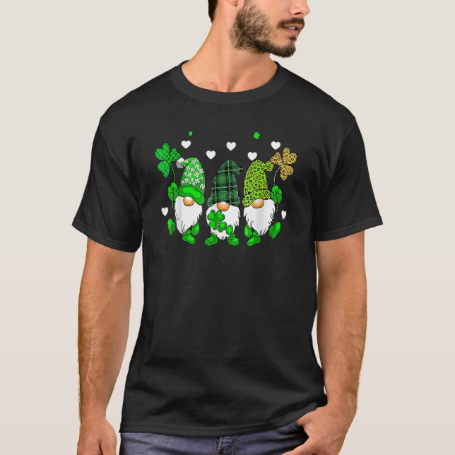 T-shirt Three Gnomes Holding Shamrock Leopard Plaid St Pat (Devant)