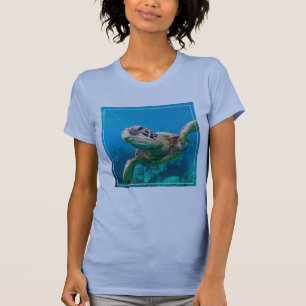 T-shirt Tortue de mer verte nageant au-dessus du récif