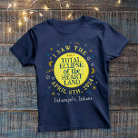 T-shirt Total Éclipse solaire 8 avril 2024 Visualiseur per<br><div class="desc">Le 8 avril 2024, une éclipse solaire totale sera visible dans une grande partie des États-Unis, du Mexique et du Canada. Si vous projetez de célébrer cet événement passionnant dans le "coeur" de l'Amérique avec une fête de visionnement amusante, ces t-shirts commémoratifs personnalisés sont parfaits pour vous. Le texte dit...</div>