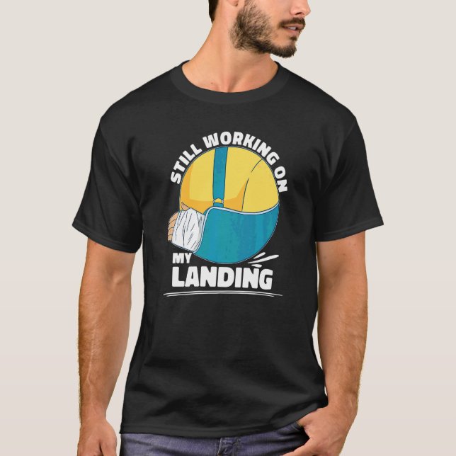 T-shirt Toujours En Train De Réparer Ma Fracture Du Bras D (Devant)