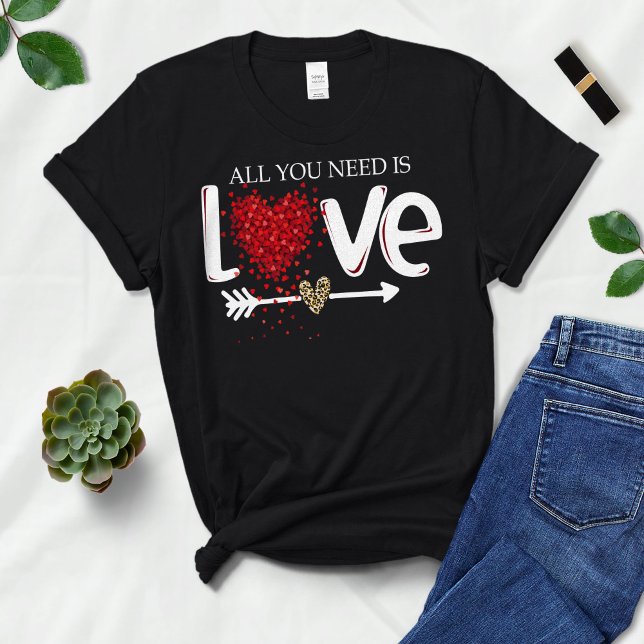 T-shirt Tout ce dont vous avez besoin est Love Valentines  (Créateur téléchargé)