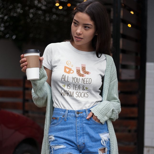 T-shirt Tout ce dont vous avez besoin est Tea & Warm socks (All you need is Tea & Warm socks girl T-Shirt)