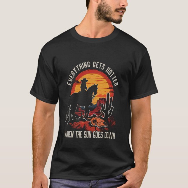 T-shirt Tout devient plus chaud quand le soleil se couche  (Devant)