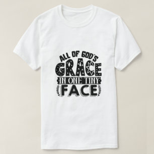 T-shirt Tout la Grâce de Dieu sur un Petit Visage de Bébé