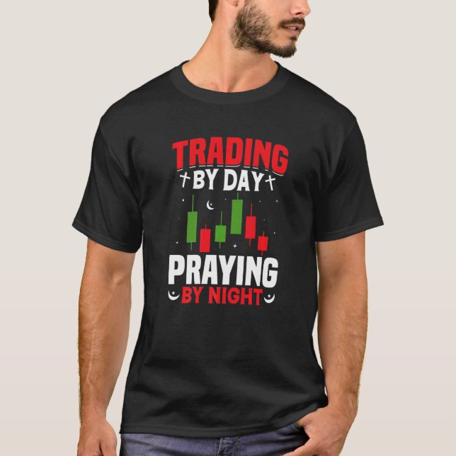 T-shirt Trading By Day Praying By Night Trader Stock Marke (Devant)