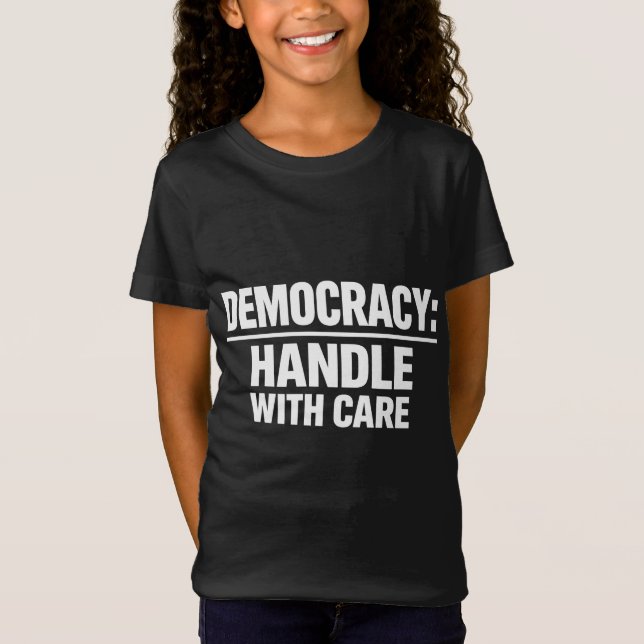 T-Shirt Traitez la démocratie avec soin (Devant)