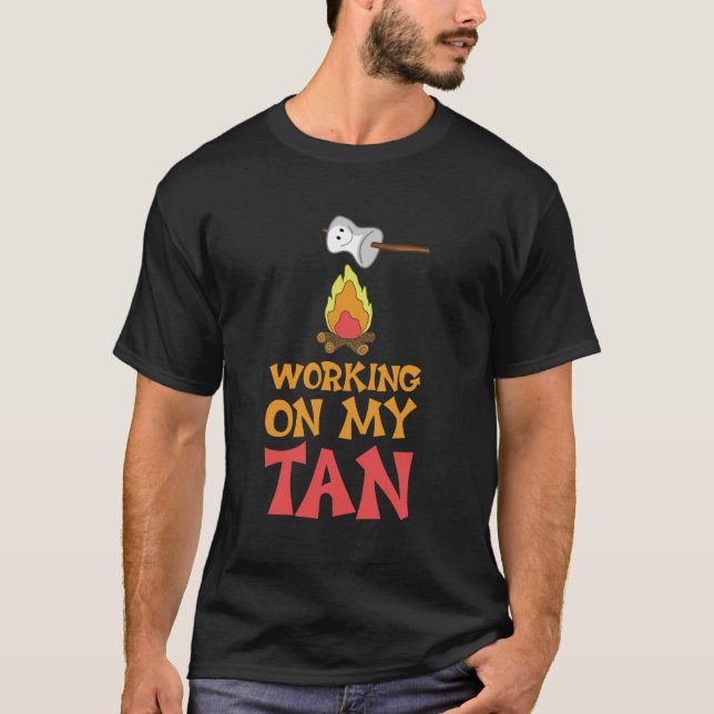T-shirt Travailler à mon camping graphique bronzage de (Devant)
