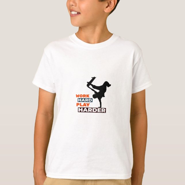 T-shirt Travailler dur Jouer si dur Skateboarder Classic (Devant)