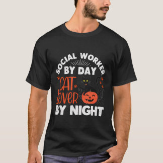 T-shirt Travailleur social Par Jour Chat Halloween Lover S