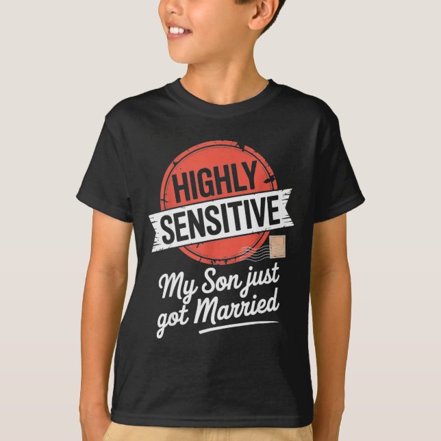 T-shirt Très sensible Mon fils vient de se marier  (Devant)