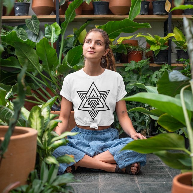 T-shirt Triangle des lignes d'étoile (Women meditating for peace of mind and posing in her garden.)