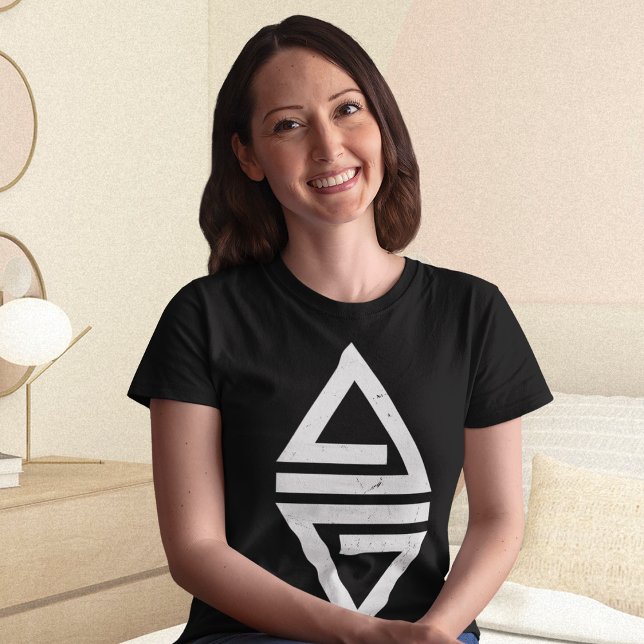 T-shirt Triangle minimal (Women sitting and casually posing at her home)