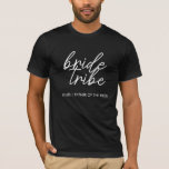 T-shirt Tribe de mariée | Père moderne de la mariée<br><div class="desc">Simple, moderne et élégant "Bride Tribe" citation avec police de script en noir et blanc dans un style tendance. Les noms peuvent être personnalisés avec les noms de votre fête de mariage. Vous pouvez l'utiliser pour la mariée, les demoiselles d'honneur, les filles de fleurs, ou la Mère de l'Épouse. Les...</div>