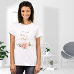 T-shirt Tribe de mariée rose or floral eucalyptus verdure<br><div class="desc">Pour une douche nuptiale ou un week-end de spa et de bien-être. Un arrière - plan blanc chic. Décoré d'or rose, de fleurs roses rousses, de fleurs (rose) et de feuilles d'eucalyptus vert aquarellés, de sprigs, de verdure et d'une fausse feuille d'or. Personnalisez et ajoutez le nom de la mariée....</div>