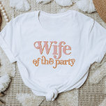 T-shirt TRIXIE Épouse rétro du groupe Party Bachelorette<br><div class="desc">Ce t-shirt "femme de la fête" est décoré d'une police rétro à thème des années 70, dans des tons blush et orange. Commandez l'option "femme du parti" blanche pour la future mariée et les chemises "la fête" orange coordonnatrice pour votre groupe de bachelorette. Les couleurs sont modifiables ! Cliquez sur...</div>