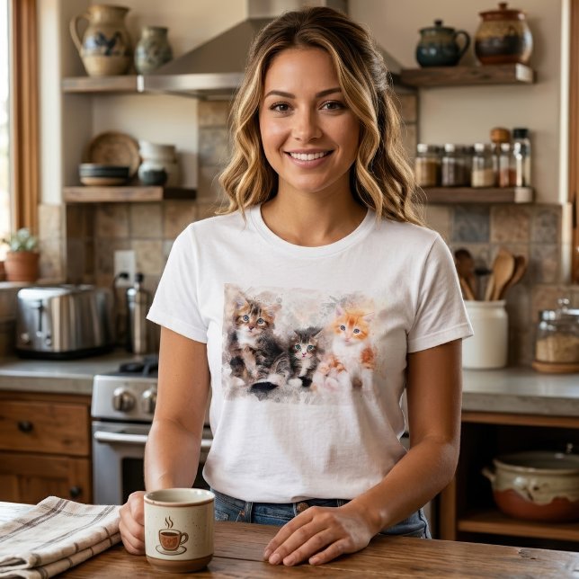 T-shirt Trois beaux et mignons chatons aquarelle (Three beautiful and cute kittens watercolor. Women Basic White T-Shirt)