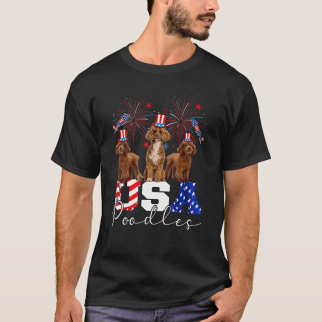 T-shirt Trois Poodles américains Chien portant le drapeau  (Devant)