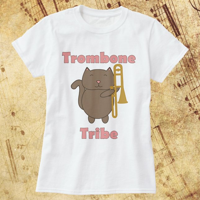 T-shirt Trombone Tribe Mignon Chat Brun Drôle Rose (A shirt with a cat playing the trombone and the words trombone tribe.)