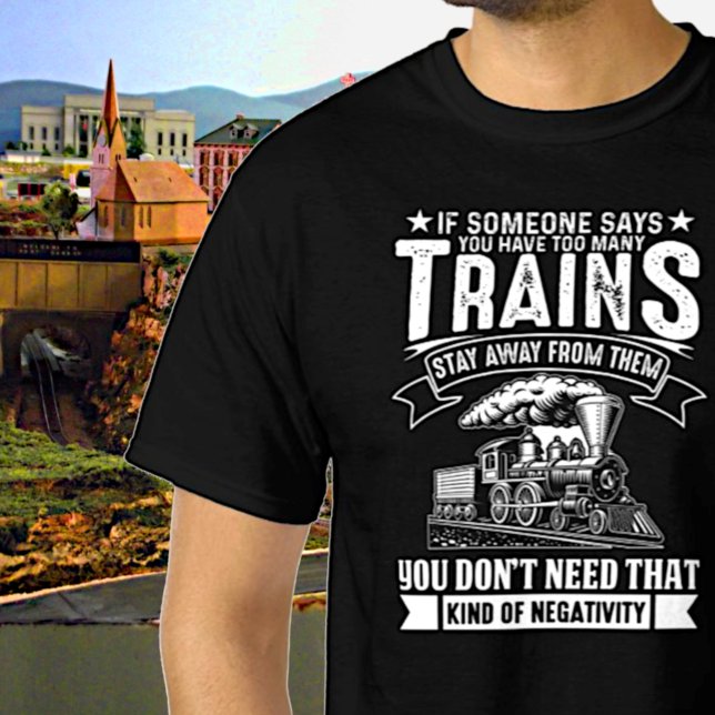 T-shirt Trop de trains, train de chemin de fer à vapeur (Créateur téléchargé)