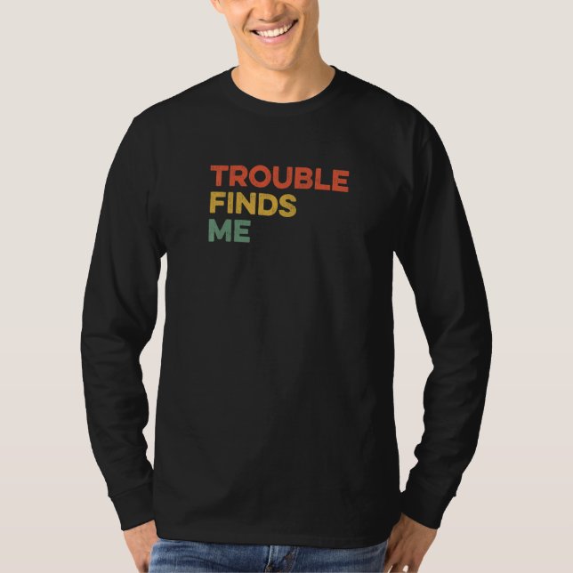 T-shirt Trouble Finds Me Mischief  Joke Viral Meme Humor J (Devant)